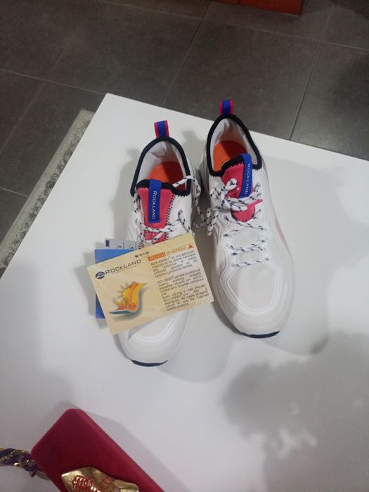 Sapatilhas de mulher nunca usadas