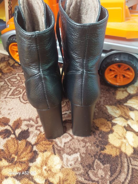 Шкіряні ботильйони на підборах