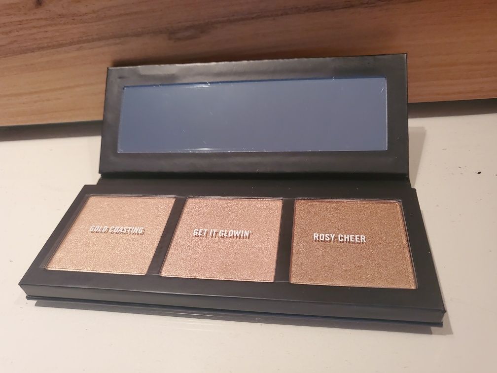 MAC Cosmetics paleta 3 rozświetlaczy Hyper Real Glow Palette