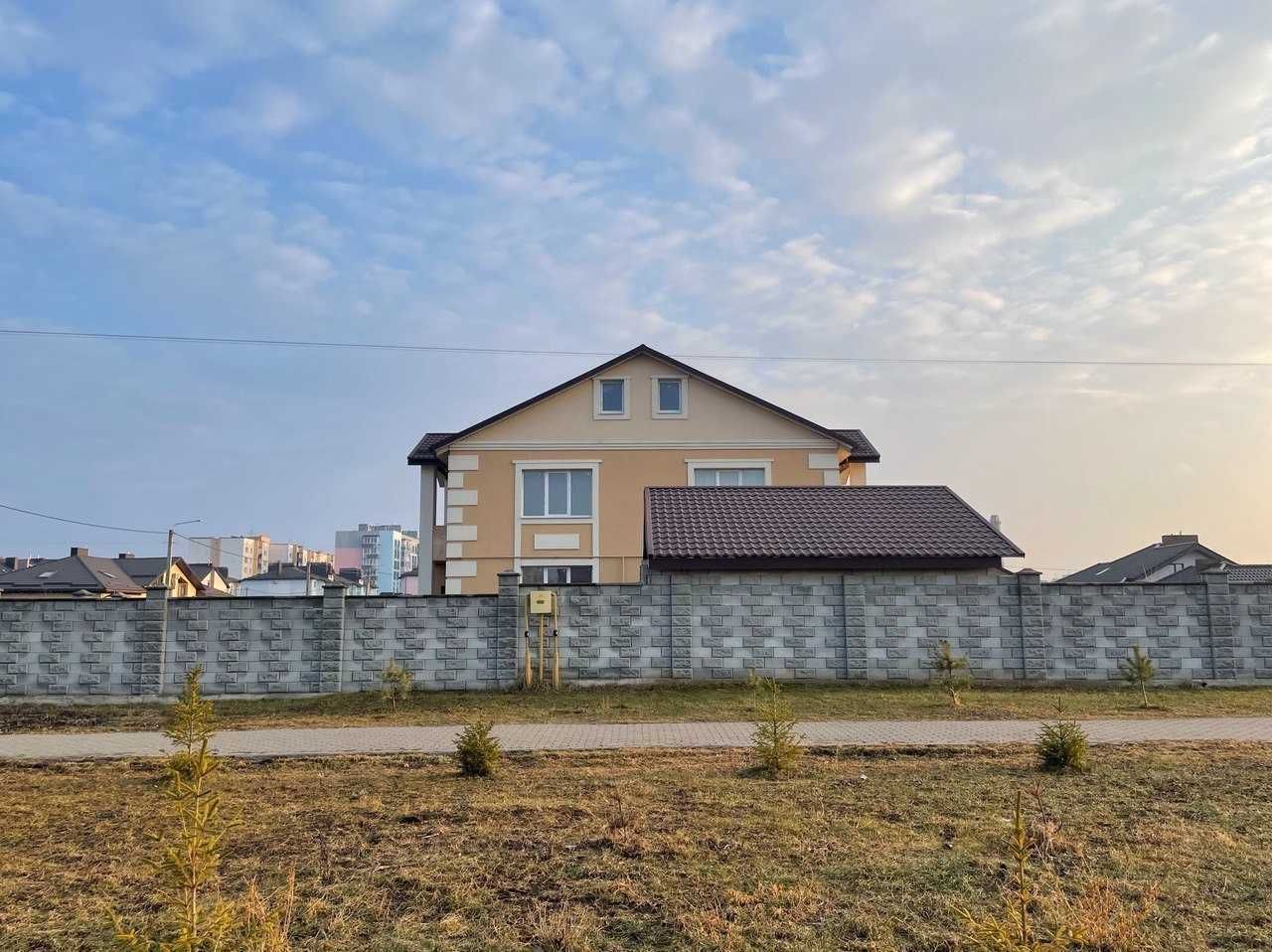 Продам просторий сучасний котедж в місті. Земельна ділянка 3,3 сот