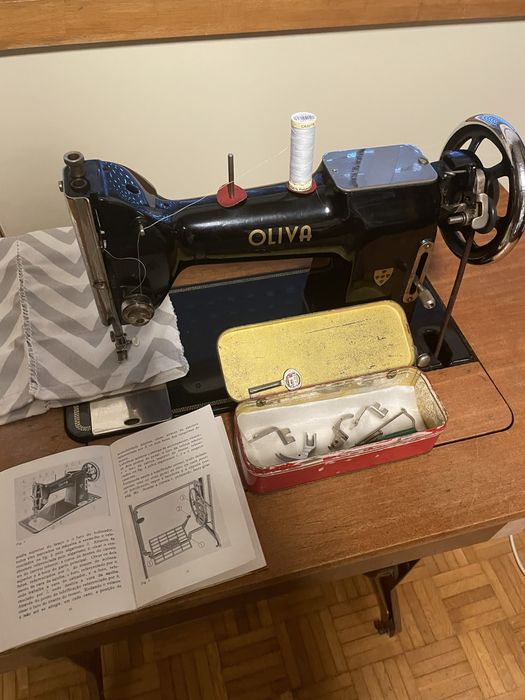 Maquina de costura OLIVA a funcionar
