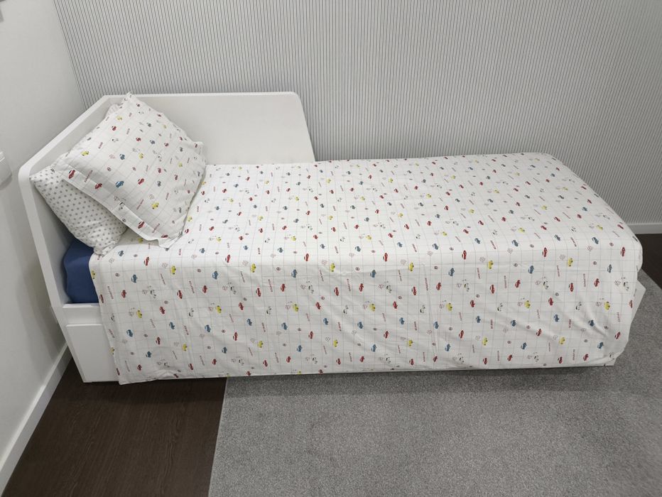 Cama Flekke (IKEA) com 2 gavetas, 2 colchões e 1 jogo de cama