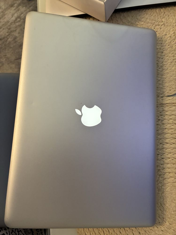 Macbook pro 15 cali intel core i7 8 gb ramu 480 gb pamieci