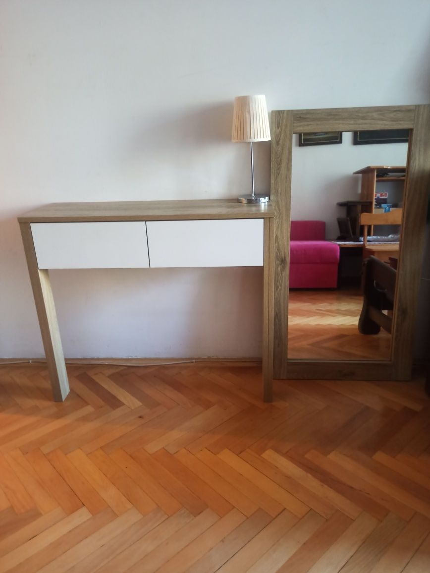 Toaletka (konsola) i duże lustro