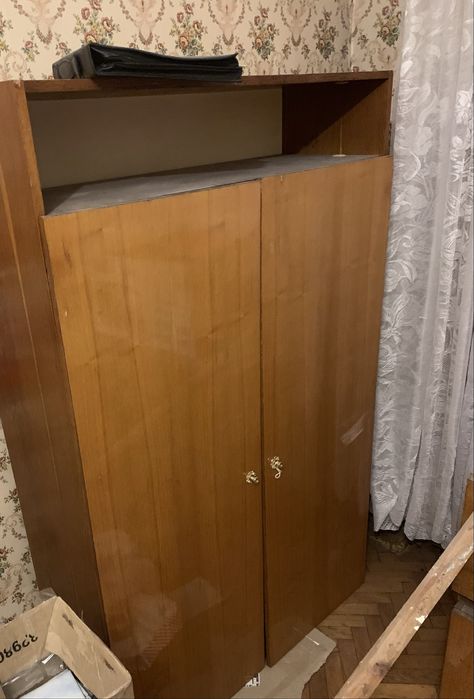 Продам або віддам безкоштовно старі меблі 250-300грн за 1шт