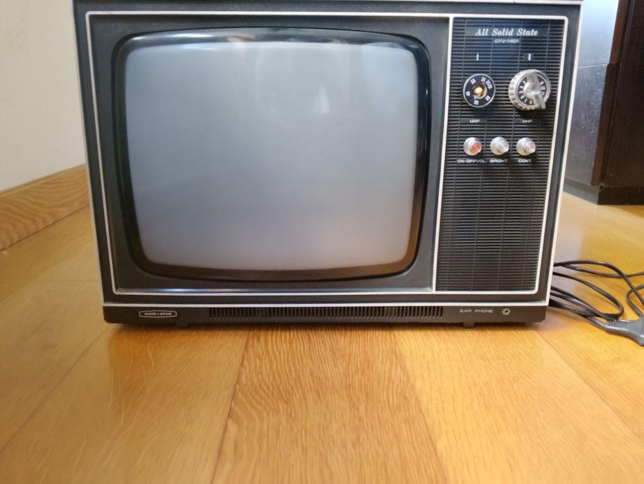 Televisão antiga a preto e branco