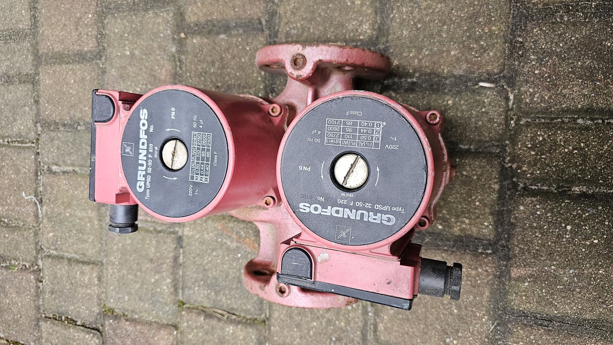 Podwójna pompa wody obiegowa Grundfos UPSD 32-50 F 220