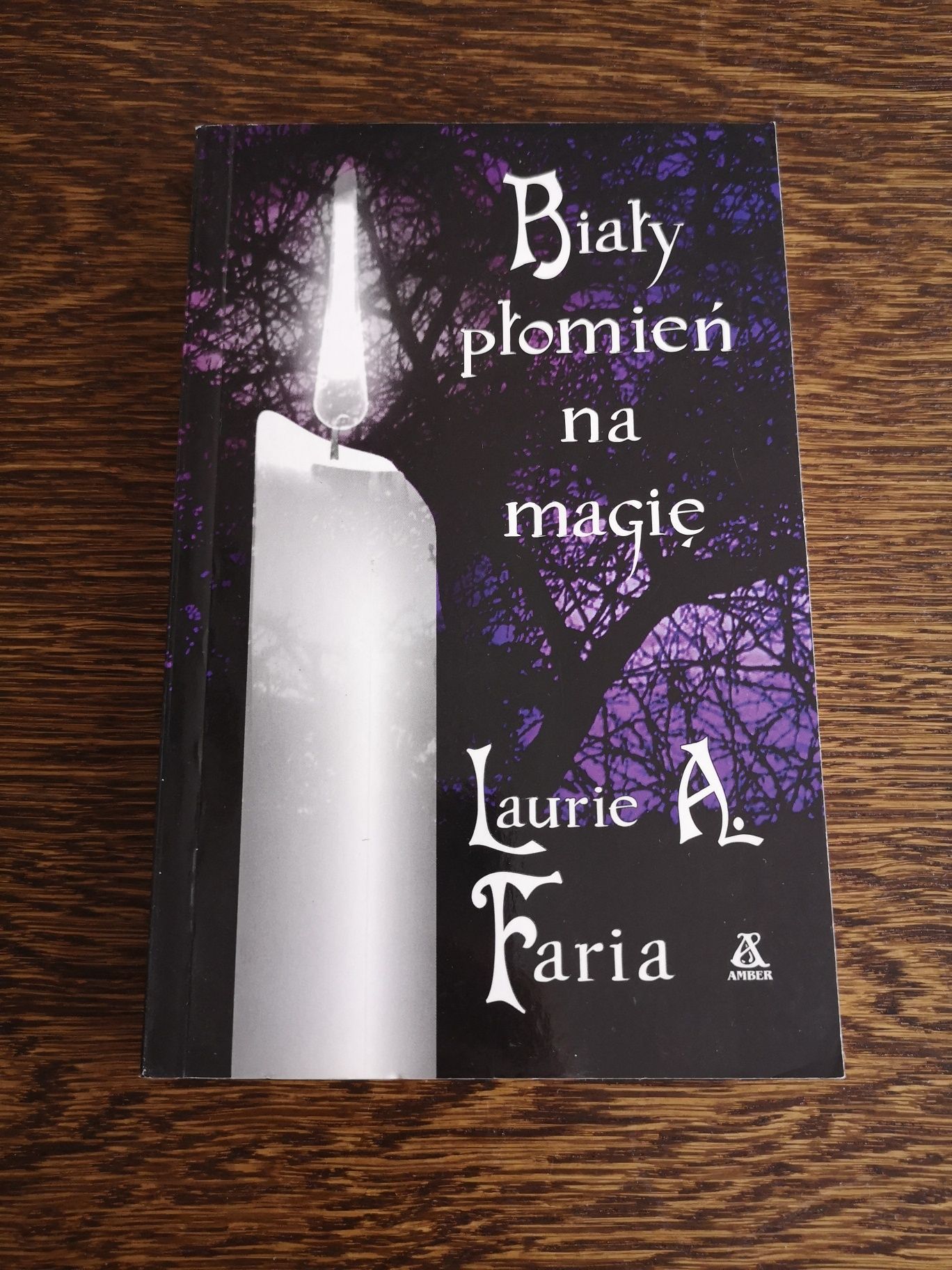 Laurie A. Faria - Biały płomień na magię