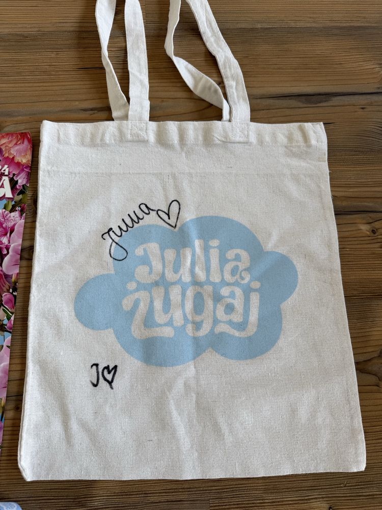 Julia Żugaj torba autografy smycz plakat perfumy
