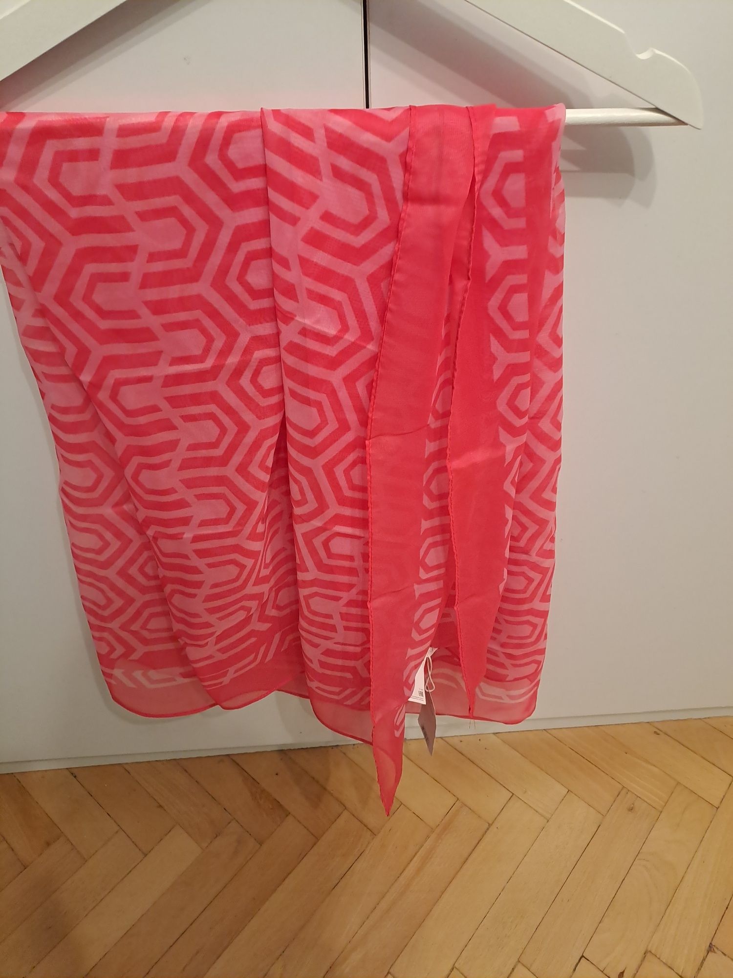 Różowa chusta z printem