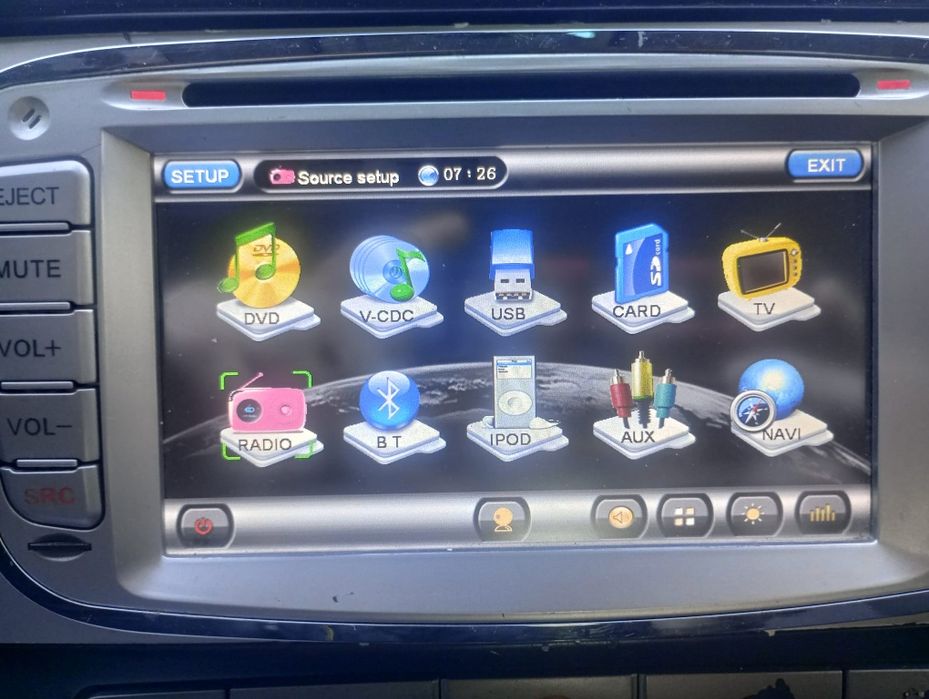 Radio samochodowe z GPS i kamerą cofania