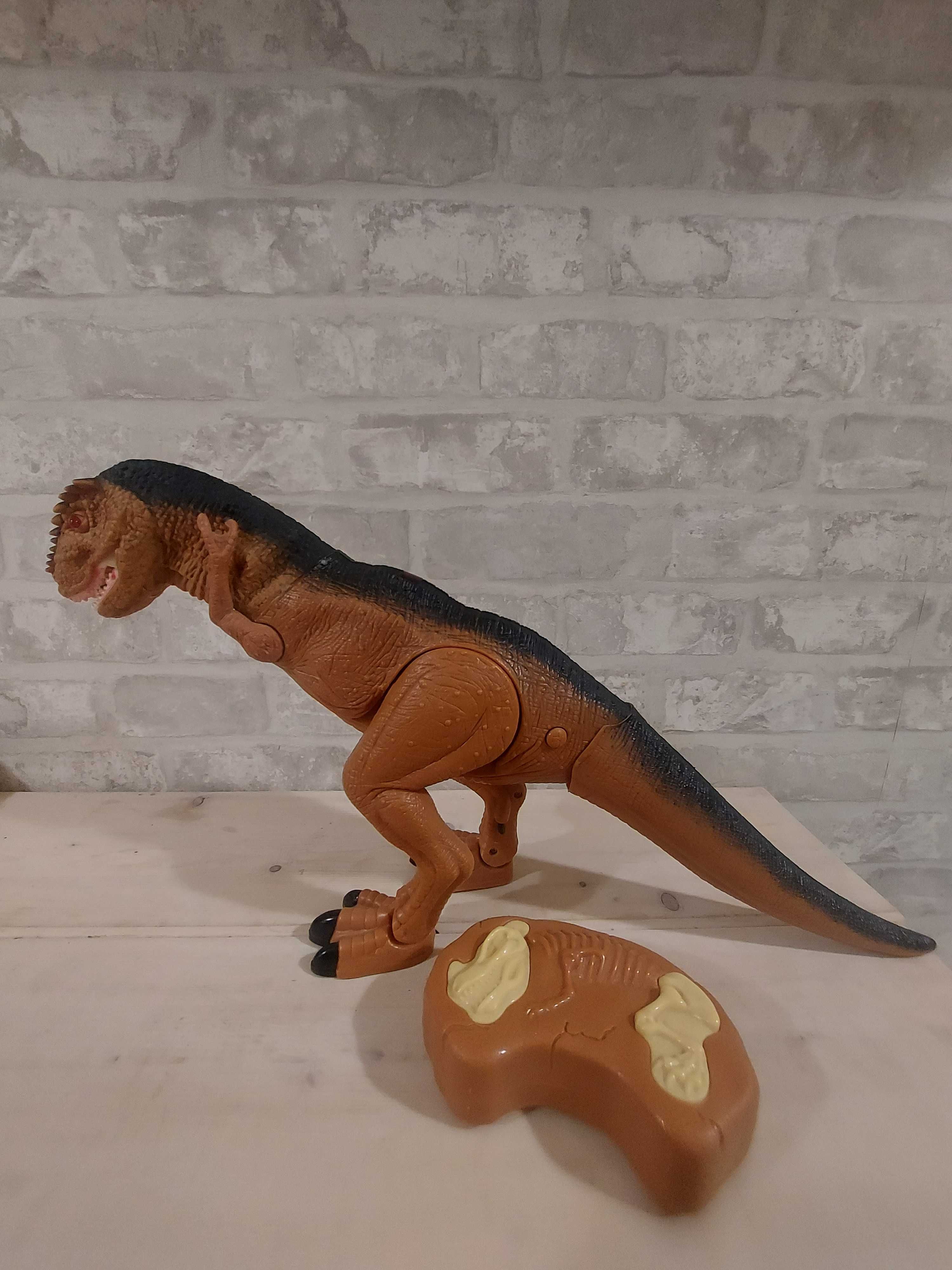 Dinozaur na baterie z pilotem