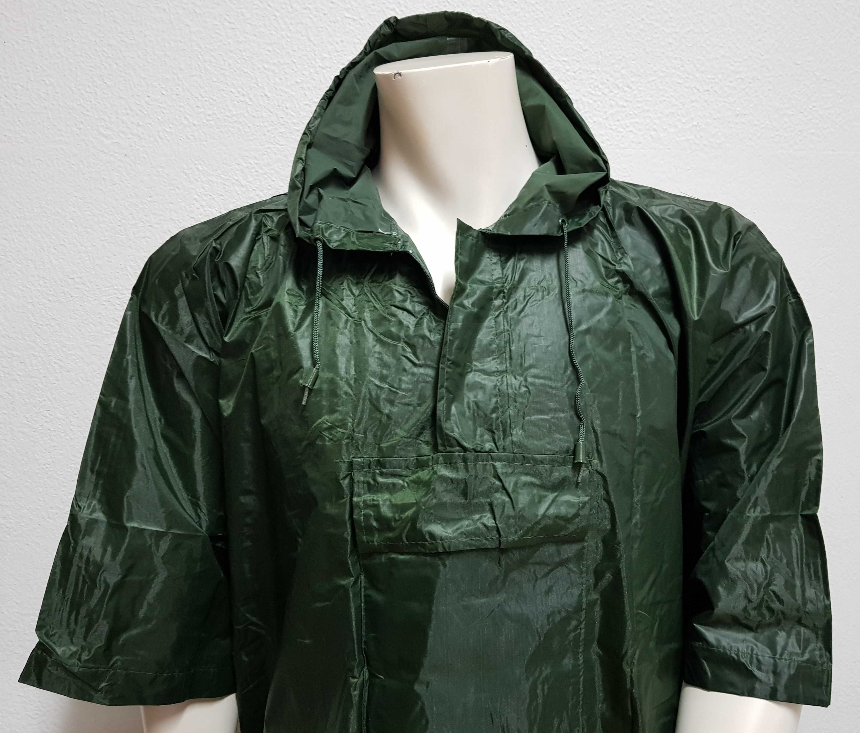 Poncho verde em PVC - com capuz e bolso.