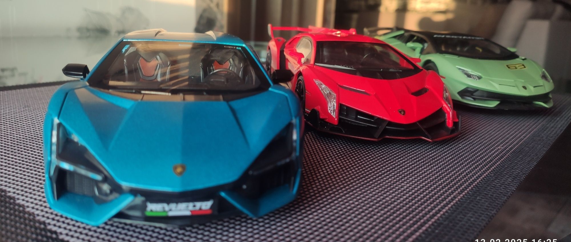 Масштабна модель Lamborghini Aventador Revuelto Sian Nissan GTR