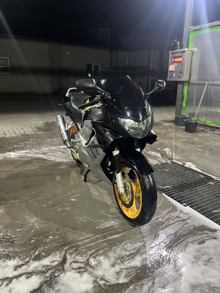 Продам  honda CBR 600 f4