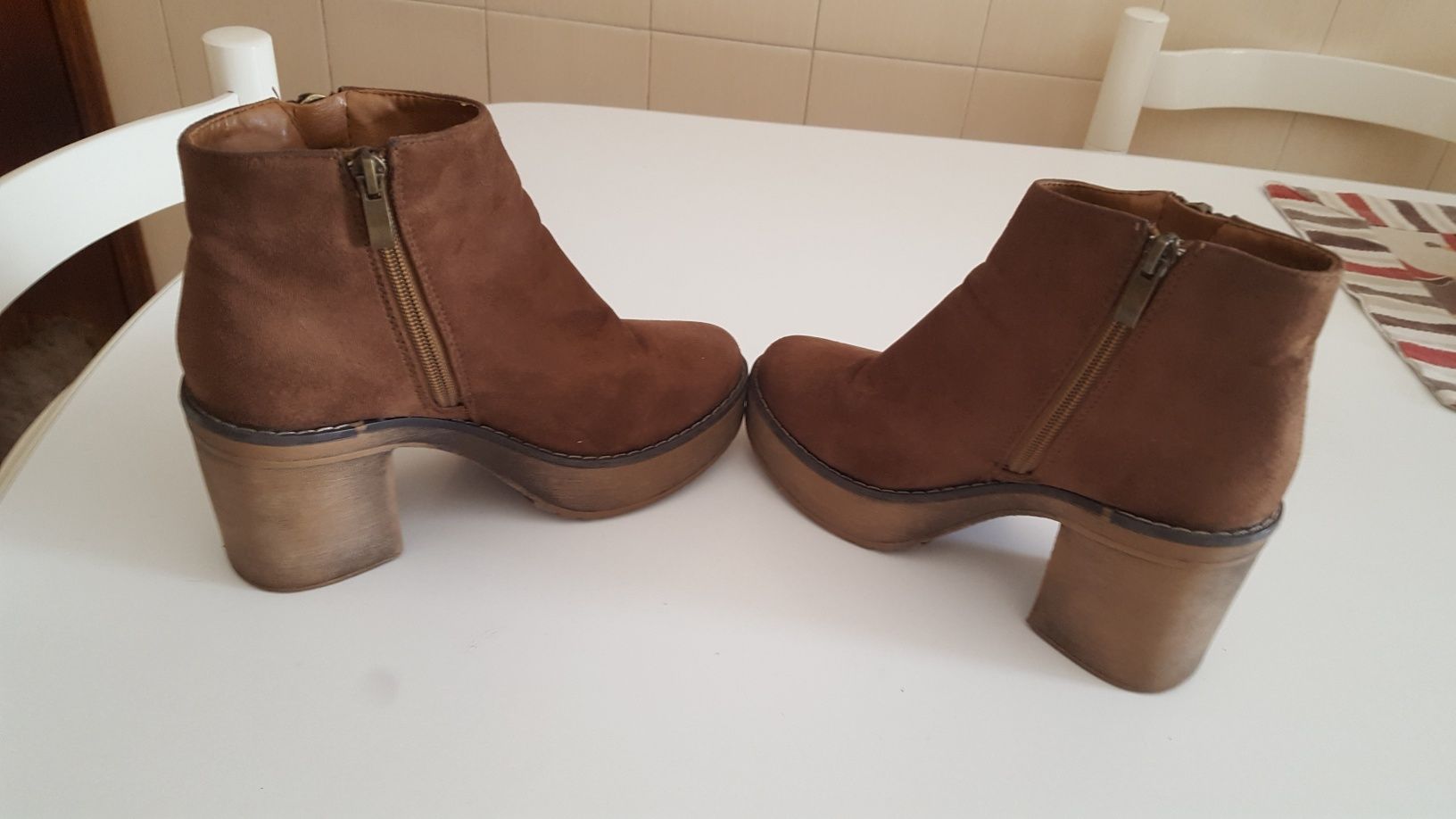 Botas castanhas tamanho 37