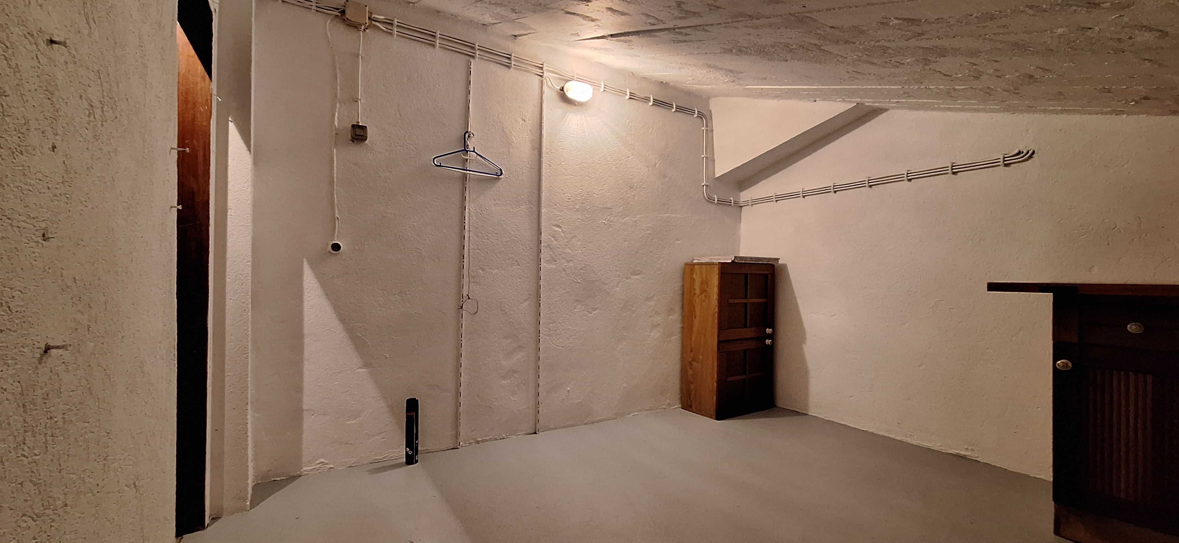 2 lugares de garagem + arrecadação