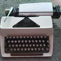 Maszyna do pisania z okresu PRL