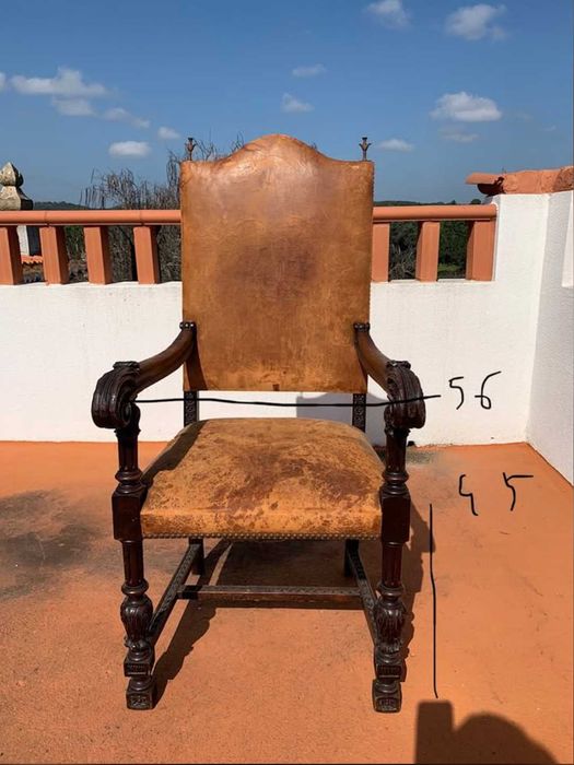 Cadeirão antigo em madeira