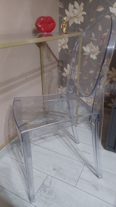 Krzesło plastikowe przezroczyste