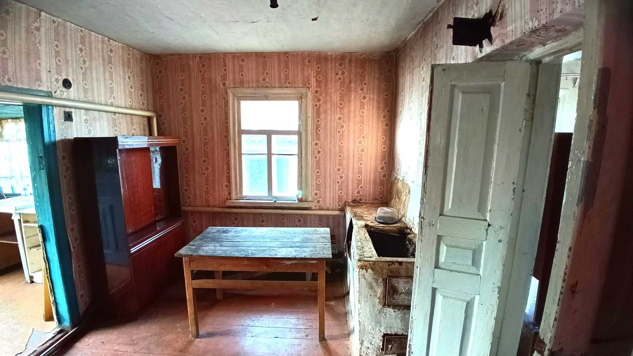 Продам дерев'яний будинок та 25сот.землі неподалік від Киева.