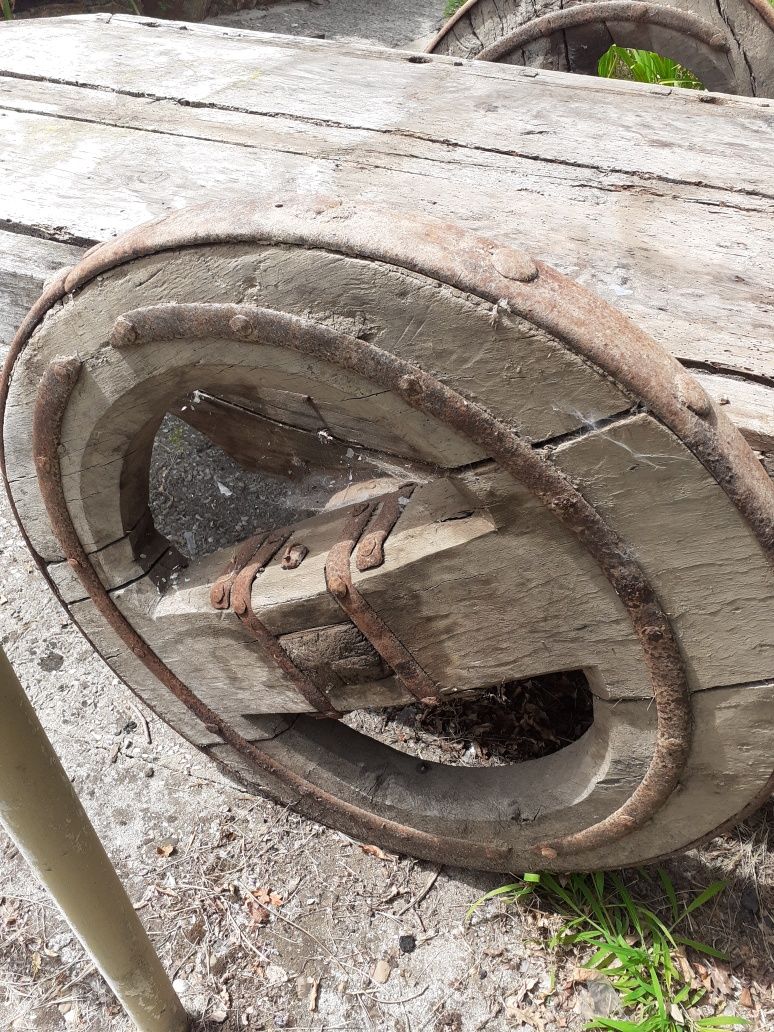 Carro de bois em bom estado de conservação.