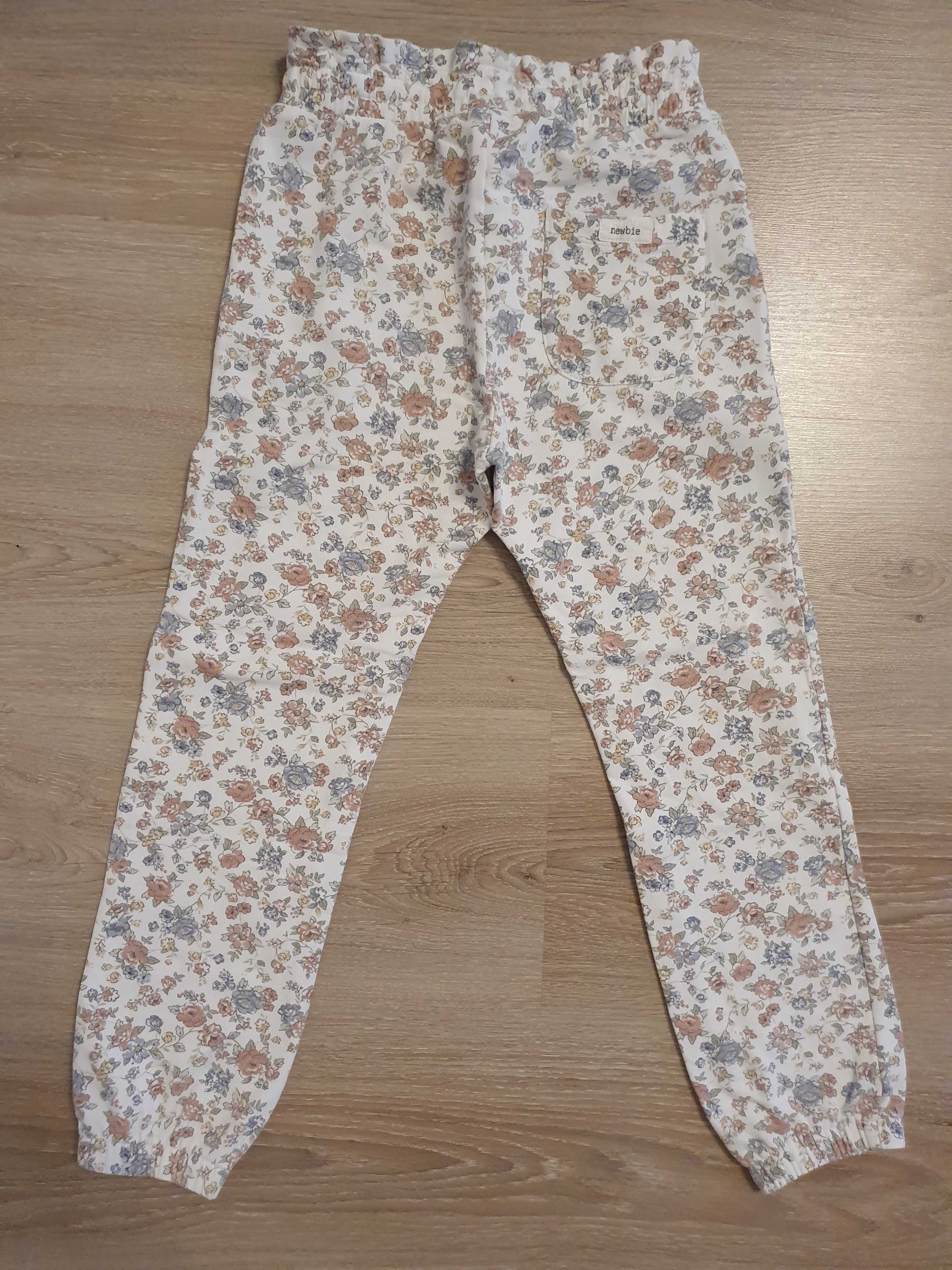 Białe długie spodnie Newbie w kwiaty r. 122