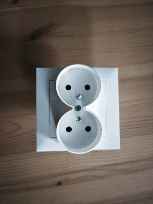Gniazdko elektryczne Legrand podwójne z uziemieniem. 13 sztuk