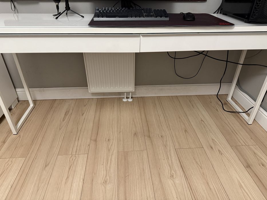 Biurko drewnanie ze stalowymi nogami oraz szklanym blatem