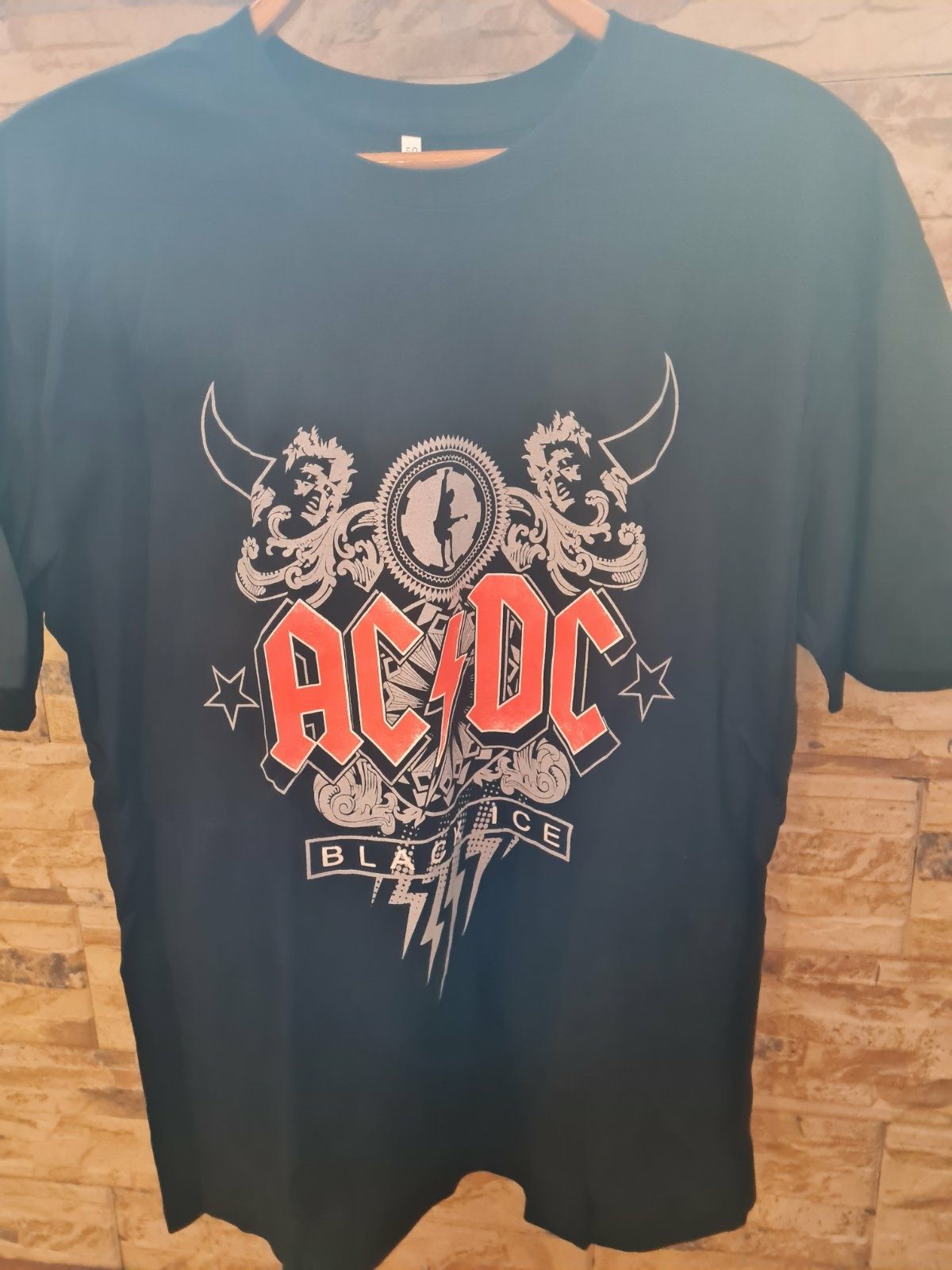 Продам новыйе футболки с рок группами.