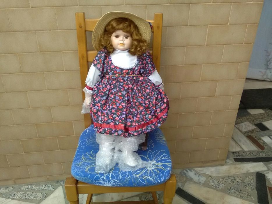 Grande boneca em porcelana portuguesa com mais de 30 anos