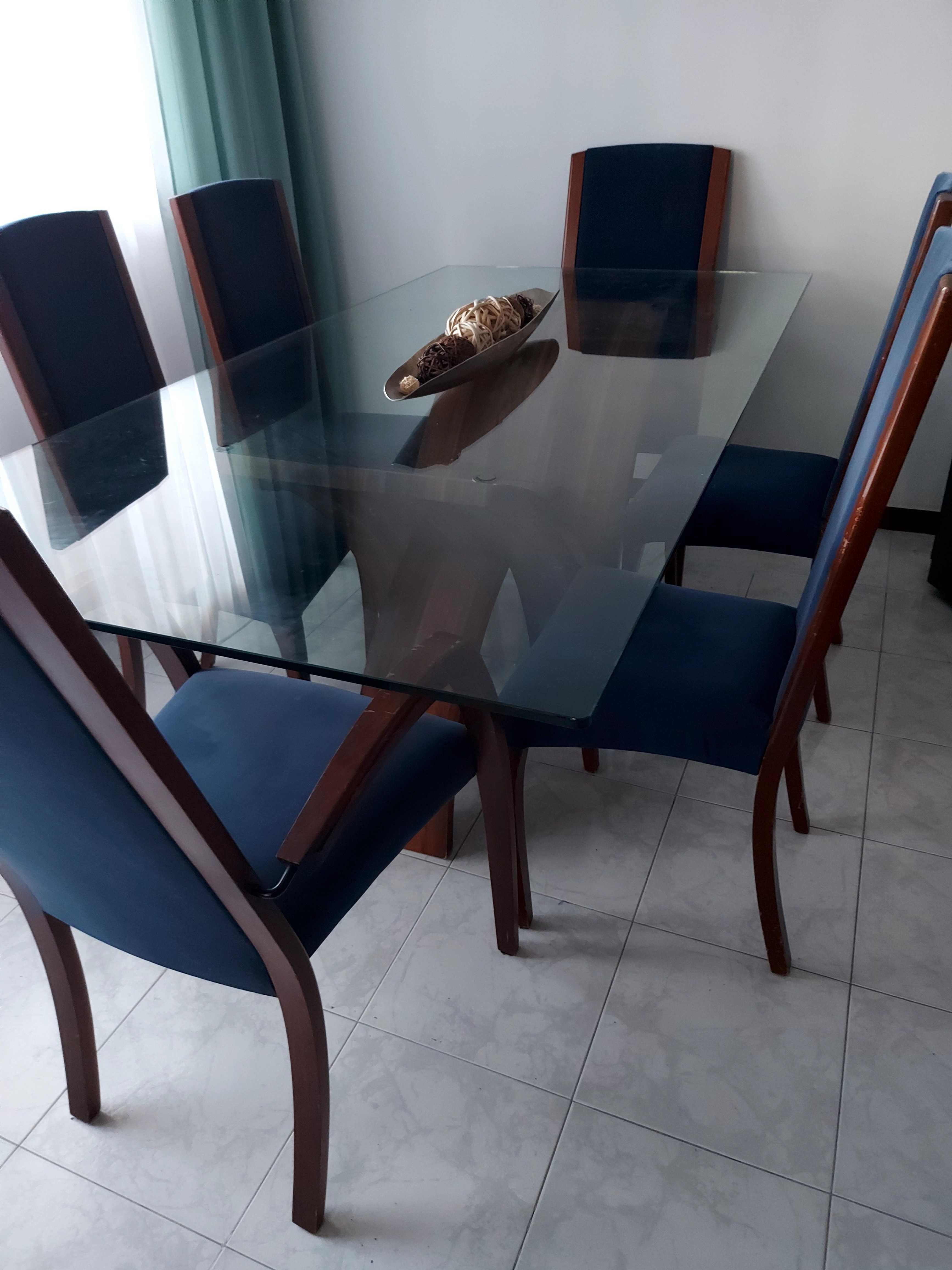 Mesa e cadeiras de sala
