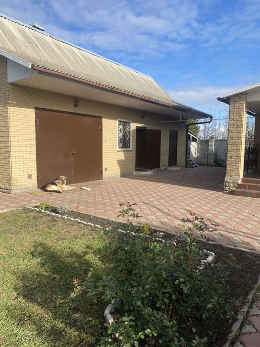 Продається двоповерховий будинок у місті Берестин.