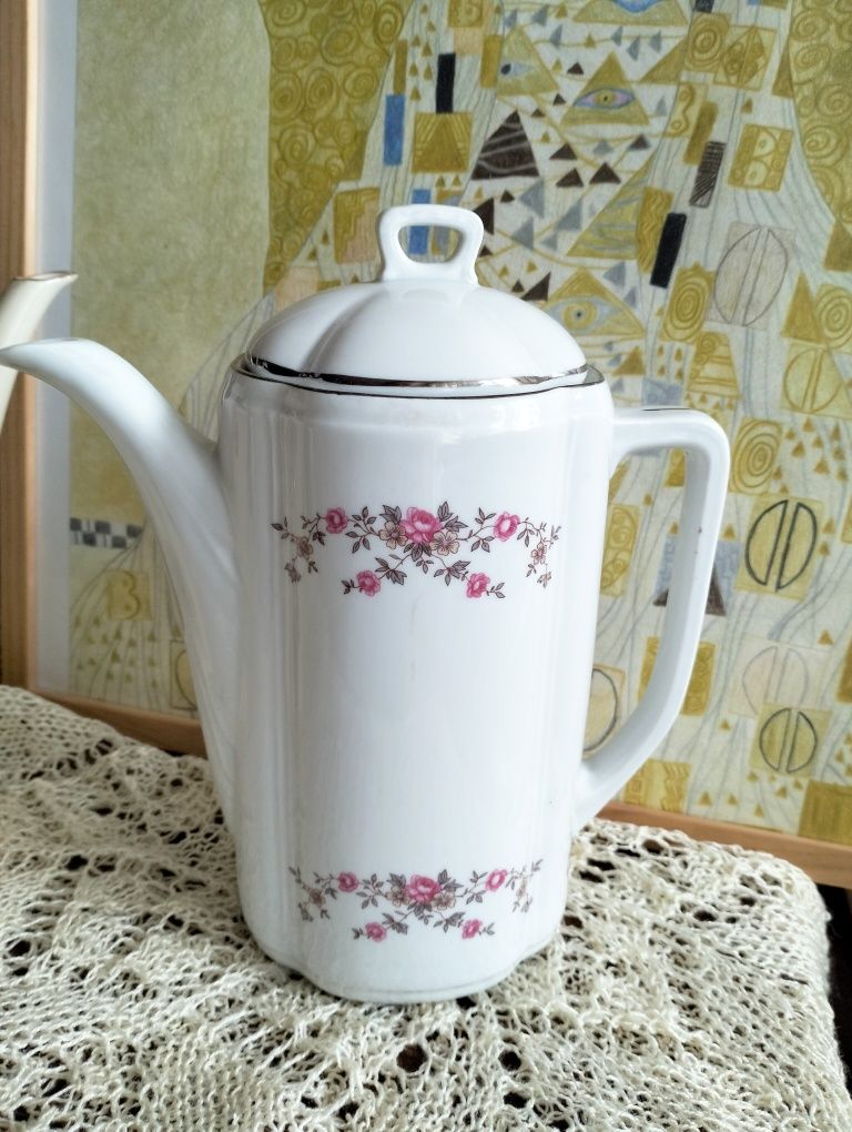 Dzbanek z porcelany; okres PRL; Ćmielów; wysokość  ok.22cm.