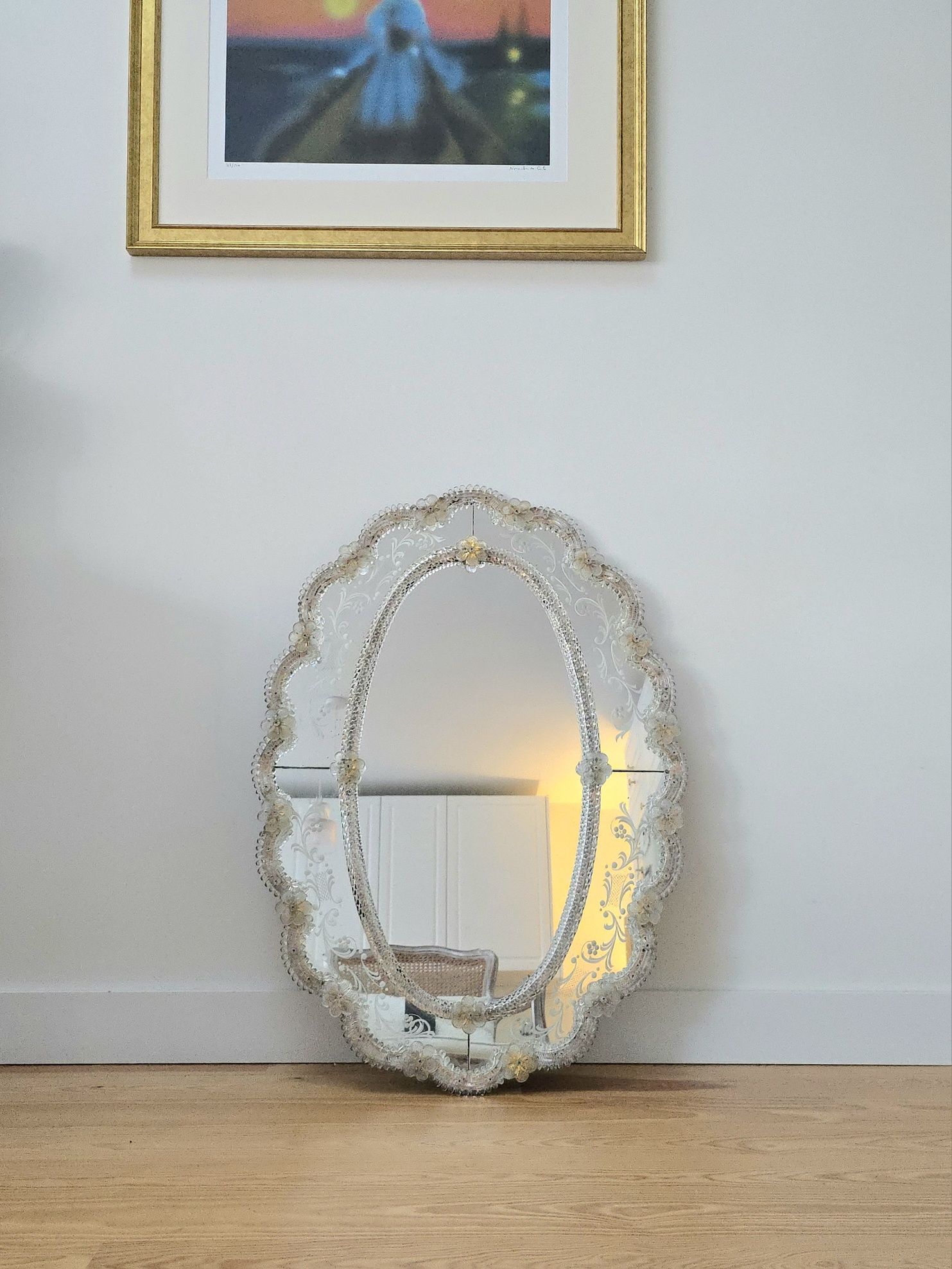 Elegante espelho oval em estilo veneziano