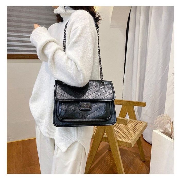 Сумка з ланцюжком через плече