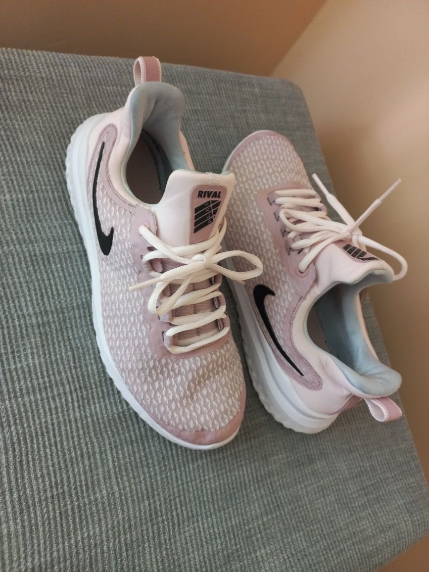 Жіночі кросівки Nike Rival,р40,5