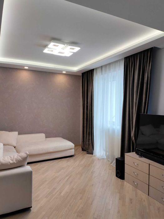 Оренда великогабаритної дворівневої квартири в центрі на вул Коперника