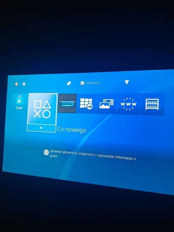 Konsola Playstation 4 w zestawie z padem i grami