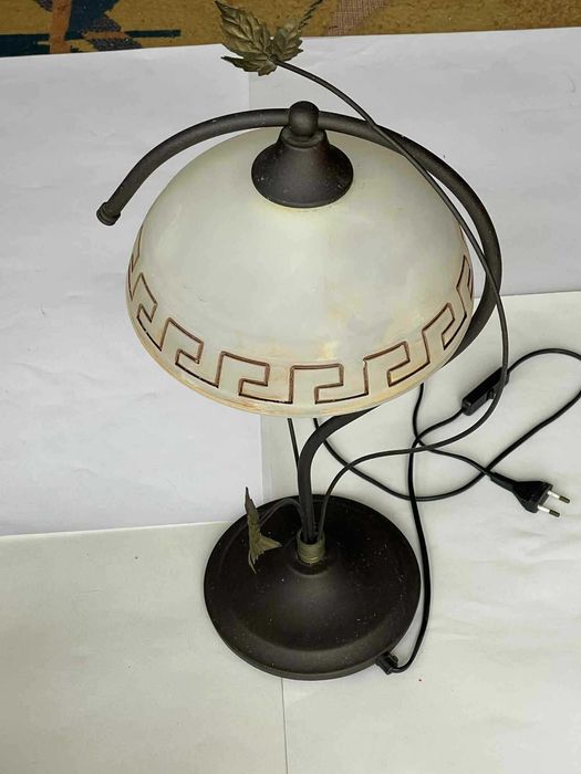Lampka nocna z klasycznym wzorem greckim