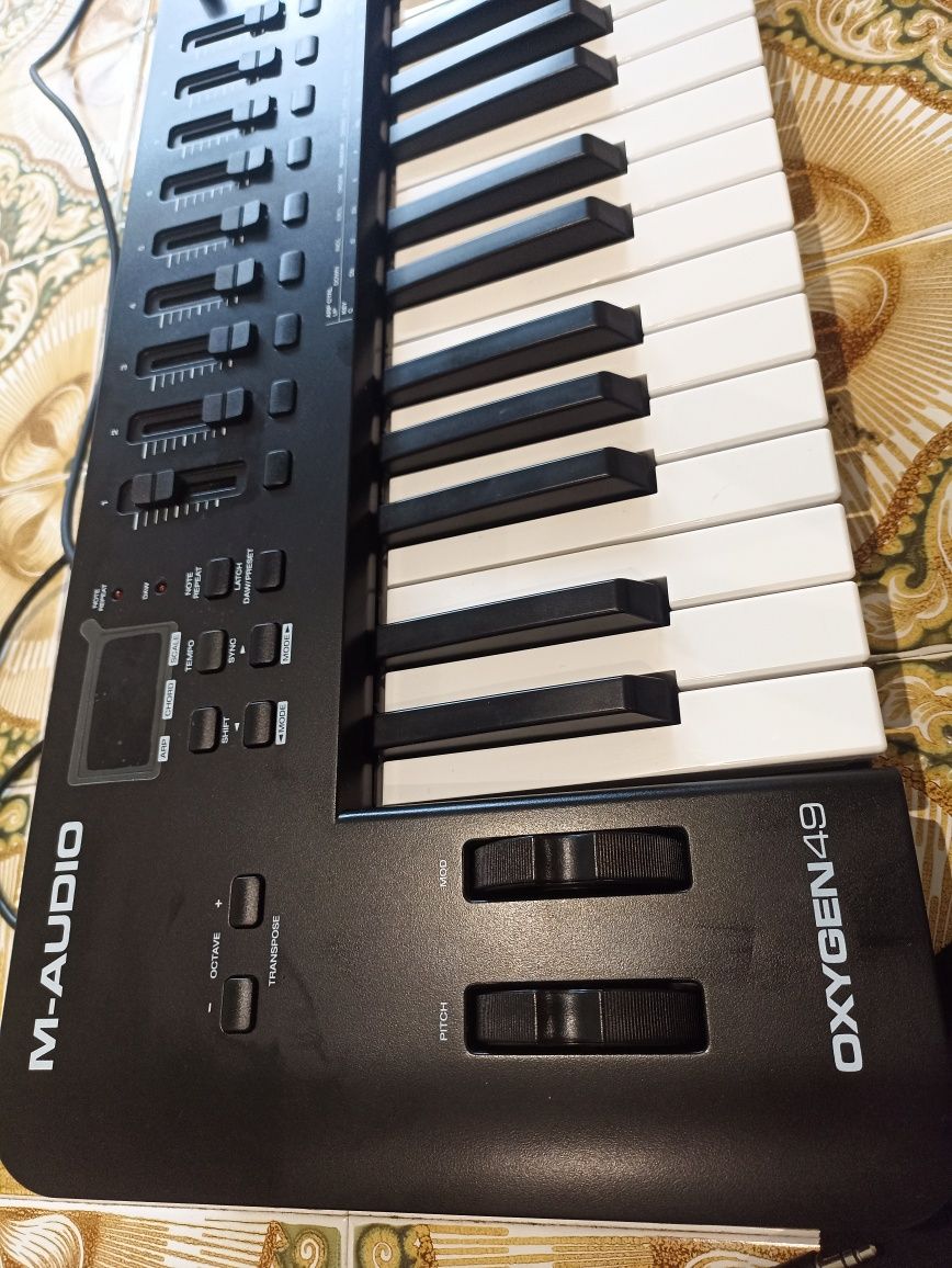 Controlador Midi OXIGEN 49