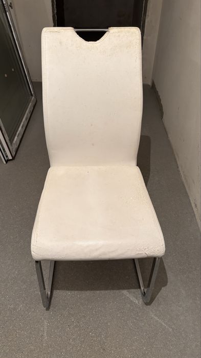 Krzesla na stelażu metalowym