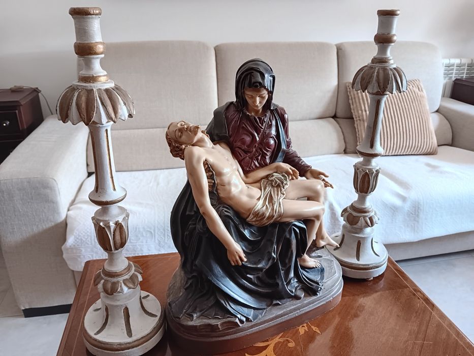 Pietá e dois castiçais
