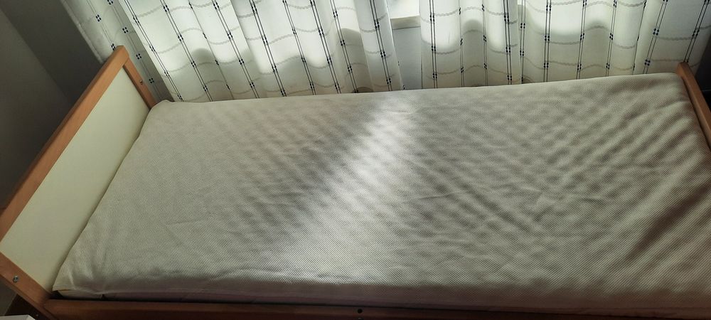 Cama criança Ikea, com estrado e colchão