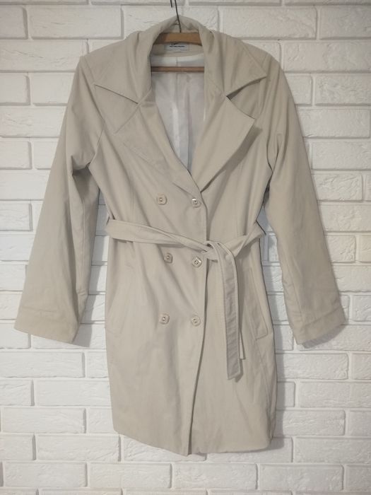 Płaszczyk damski trencz kolor śmietankowy