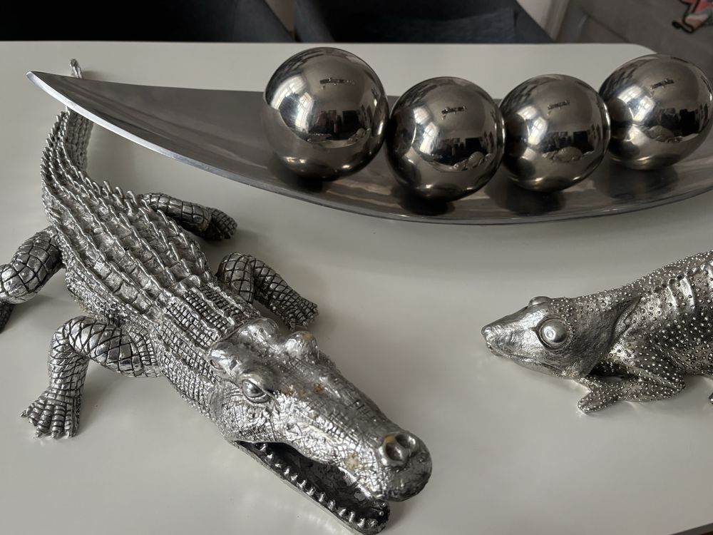 Srebrne ozdoby do domu taca srerbna z kulami, figurki kare design