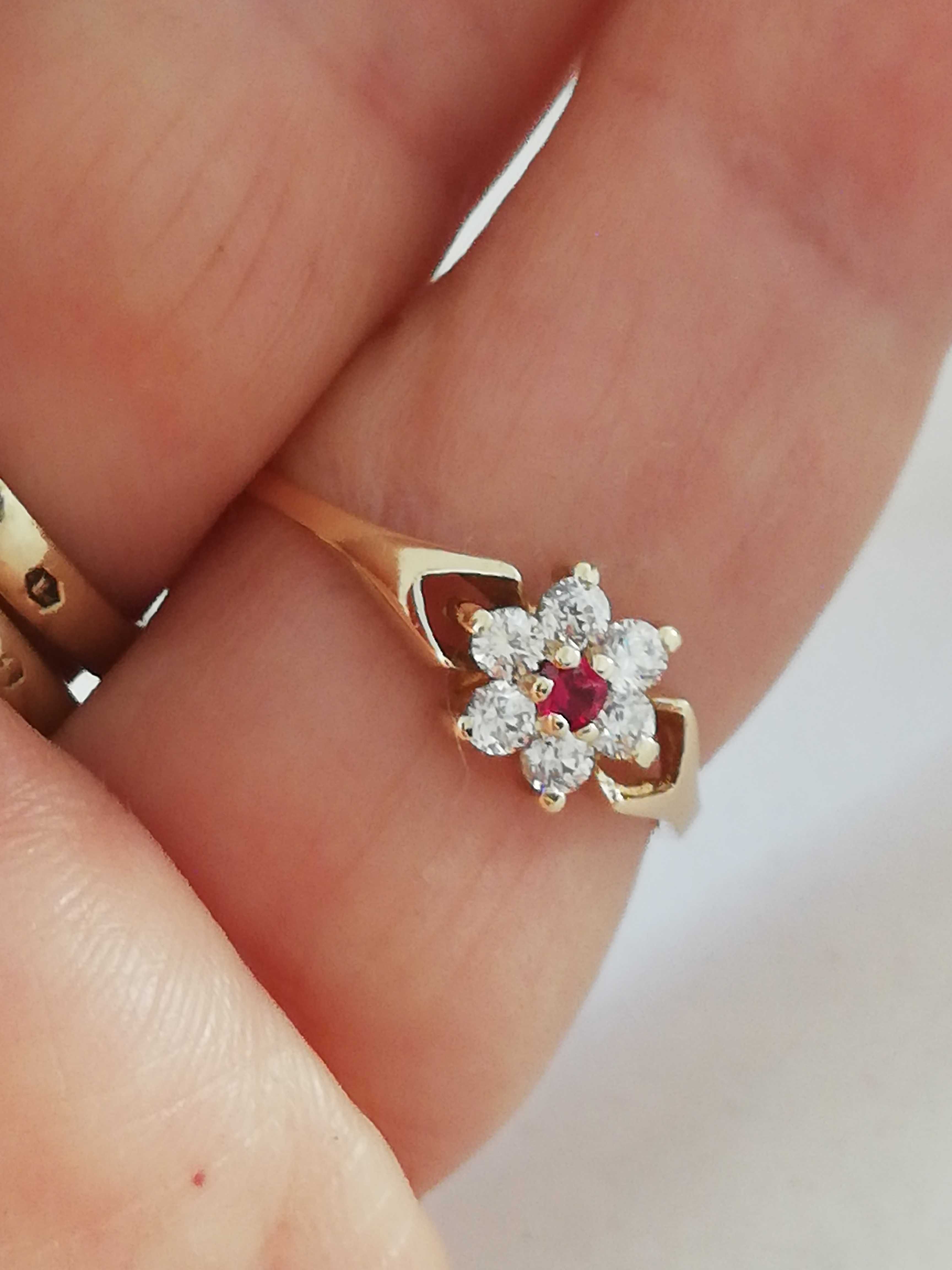 WŁOSKI złoty pierścionek kwiatek z cyrkoniami i rubinowym środkiem