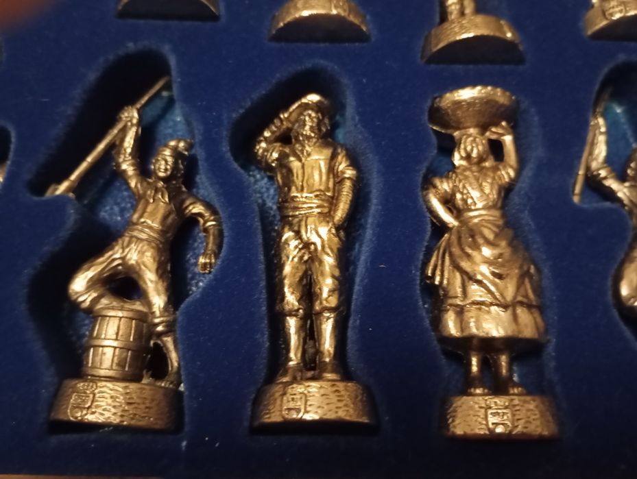 Tabuleiro de xadrez grande com peças em metal