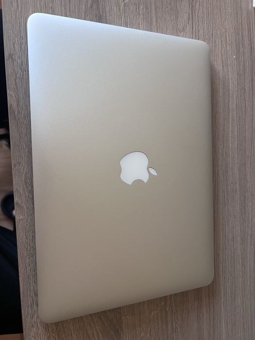 Macbook Pro Early 2015 i5 - stan 9/10