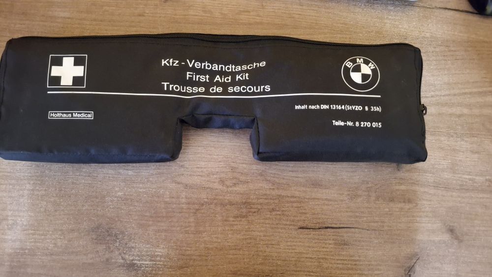 Sprzedam oryginalny apteczkę BMW